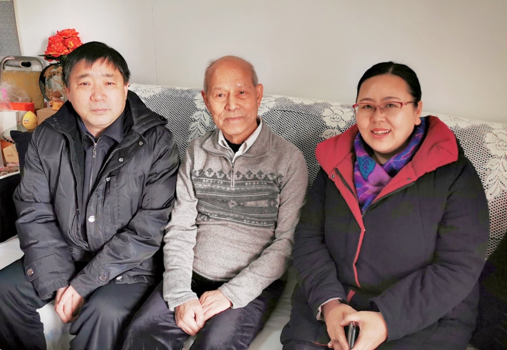 图片包含 人员, 墙壁, 就坐, 人物
描述已自动生成